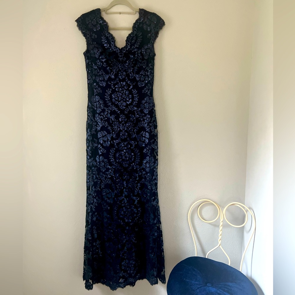 Tadashi Shoji Paillette Embroidered Lace Scalloped V-Neck gown - size 6 NAVY